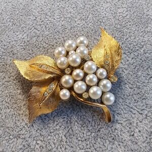 Vintage Coro Gold Tone Faux Pearl‎ Rhinestone Leaf Brooch Pin Jewelry 1.75"
